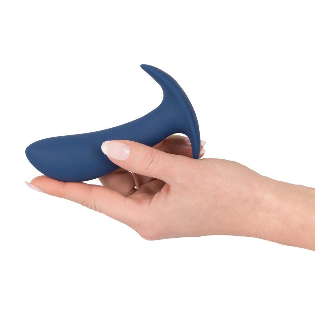 Blauer Analplug aus Silikon, in einer Hand gehalten. Gebogene Form, breite Basis.