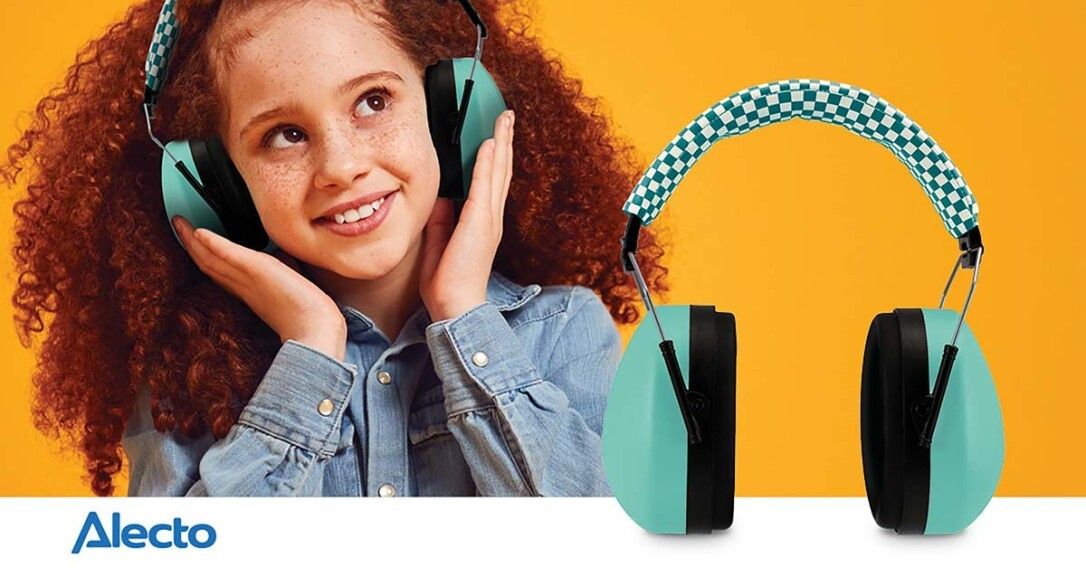 Kind mit Gehörschutz. Türkise Ohrmuscheln, grün-weißes Karomuster. Alecto-Logo.