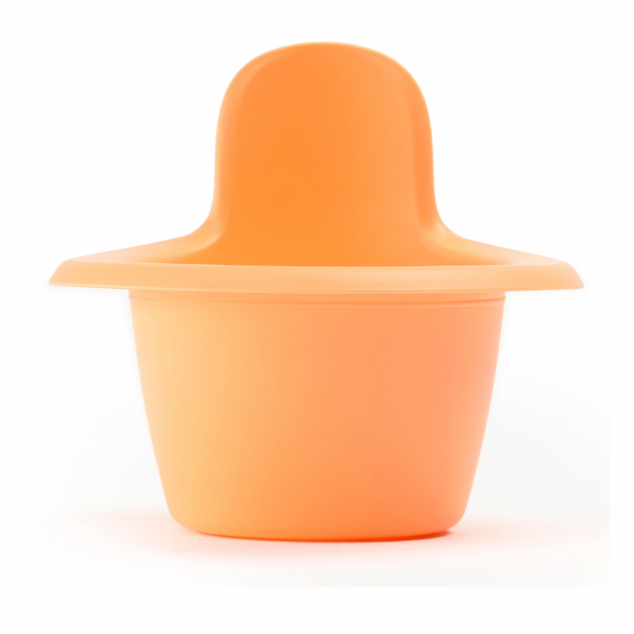 Orangefarbenes Baby-Töpfchen mit hohem Rand. Aus Kunststoff. Auf weißem Hintergrund.