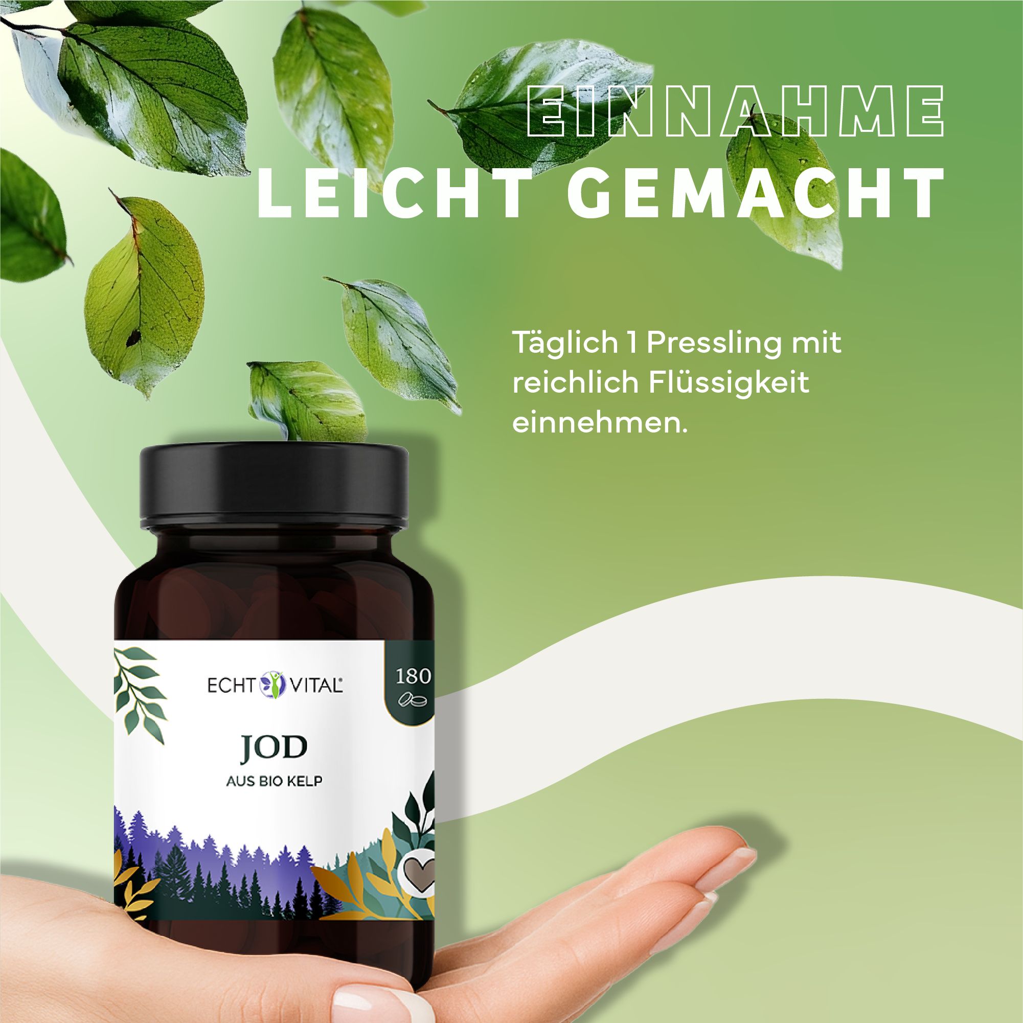 Braune Glasflasche mit schwarzem Deckel, gehalten in einer Hand. Aufschrift: Echt Vital Jod aus Bio Kelp. Grüne Blätter im Hintergrund.
