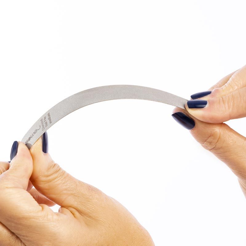 Graue Feile wird gebogen. Aufschrift: remos Diamond Nail File medium.