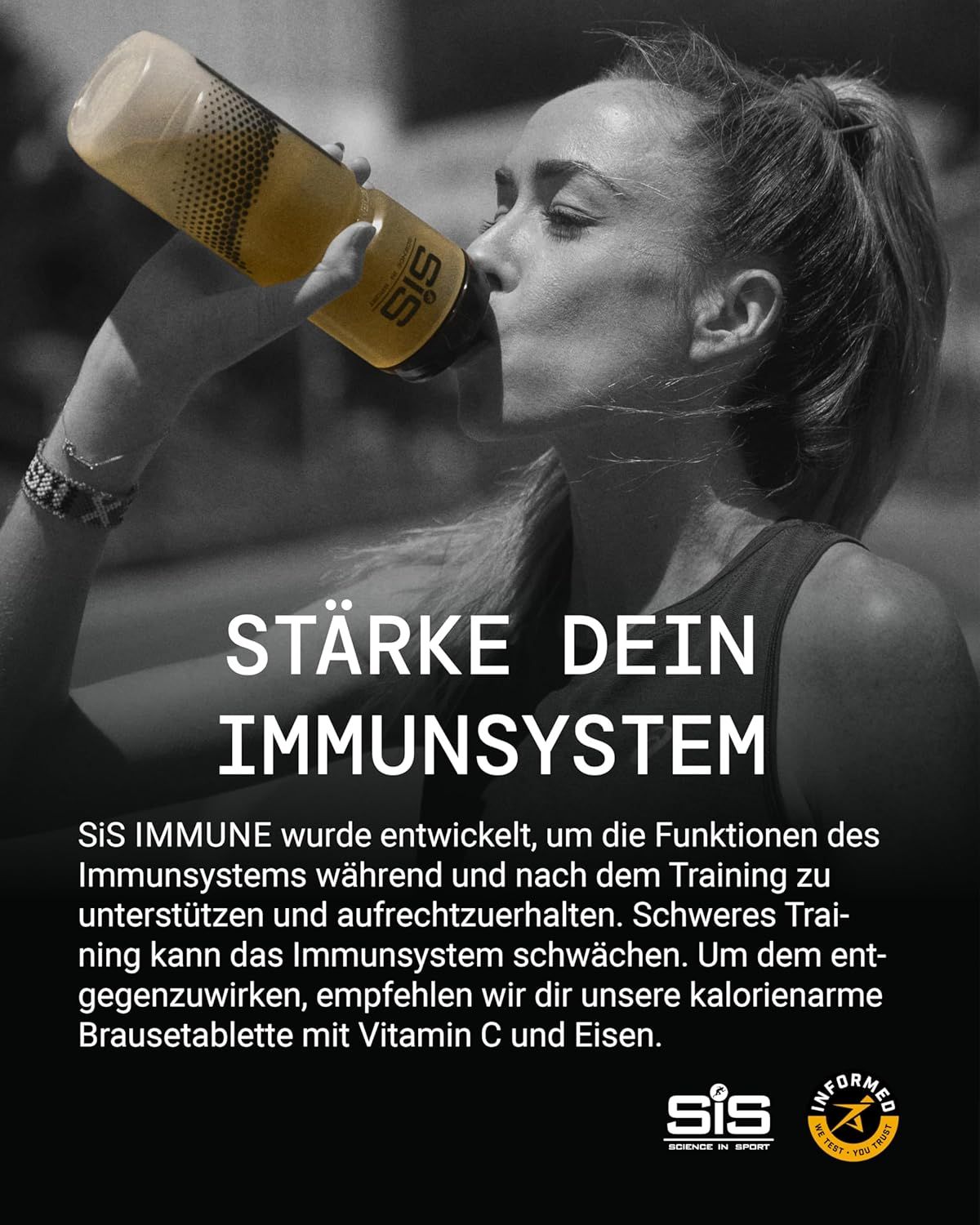 Schwarz-Weiß-Foto einer Frau, die aus einer SIS-Flasche trinkt. Text: Stärke dein Immunsystem.