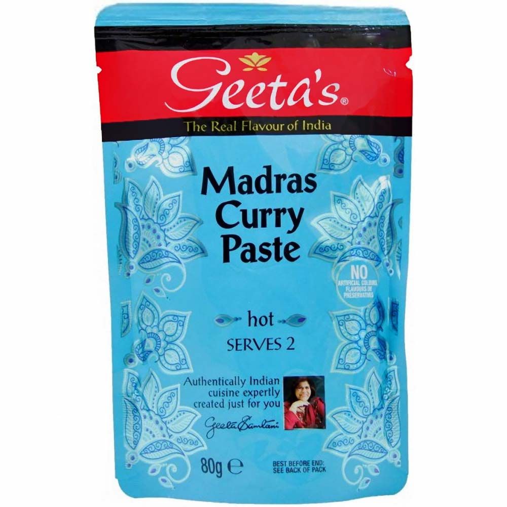 Geeta's Madras Curry Paste. Blaue Verpackung mit rotem Streifen. Schriftzug: Madras Curry Paste, hot, SERVES 2. 80g.