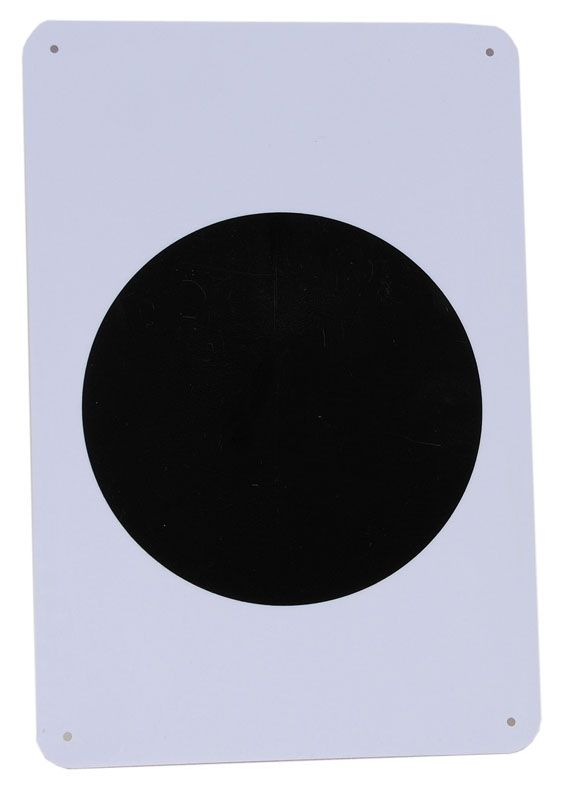 Weißes Schild mit großem schwarzem Kreis in der Mitte. Vier Löcher in den Ecken.