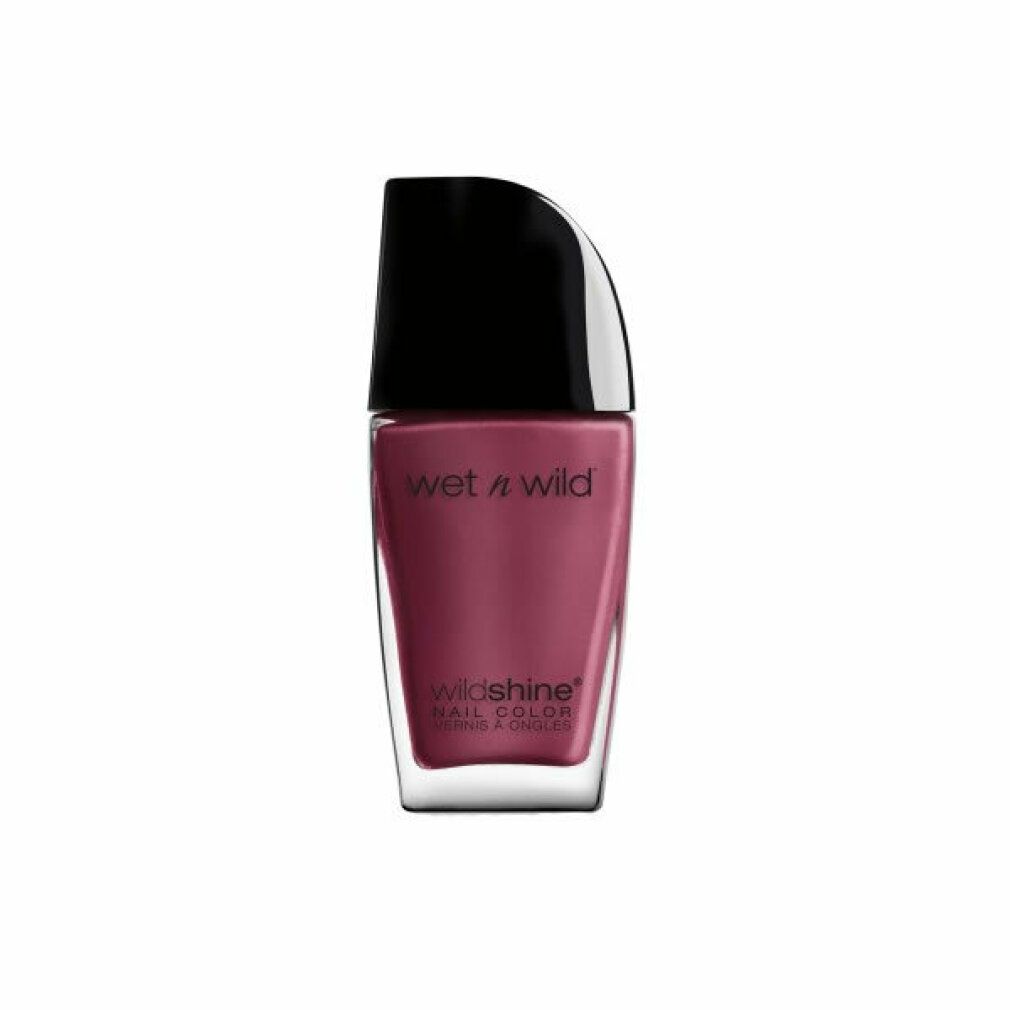 Nagellackflasche mit schwarzem Deckel. Der Lack ist rosa. Auf der Flasche steht "wet n wild" und "wildshine".