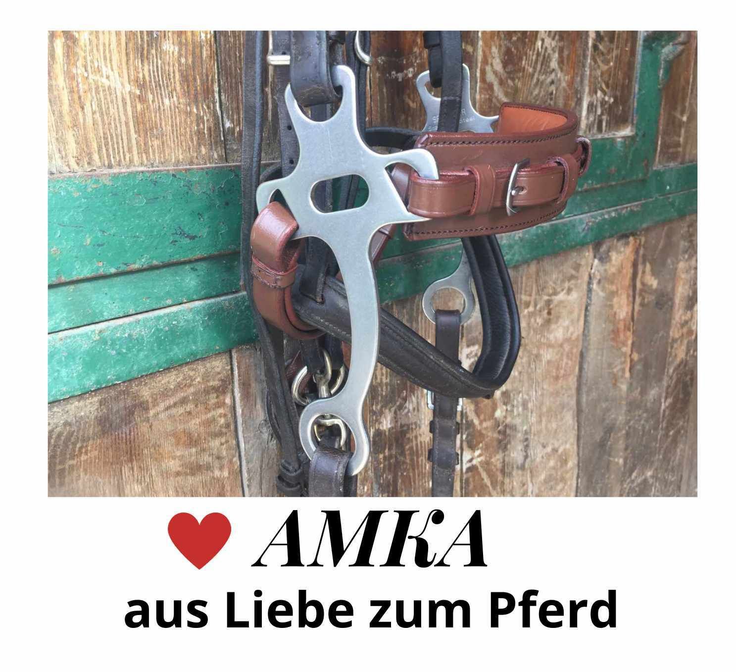 Hackamore mit braunen und schwarzen Lederriemen. AMKA-Logo. Aufschrift: Aus Liebe zum Pferd. Hintergrund: Holz.