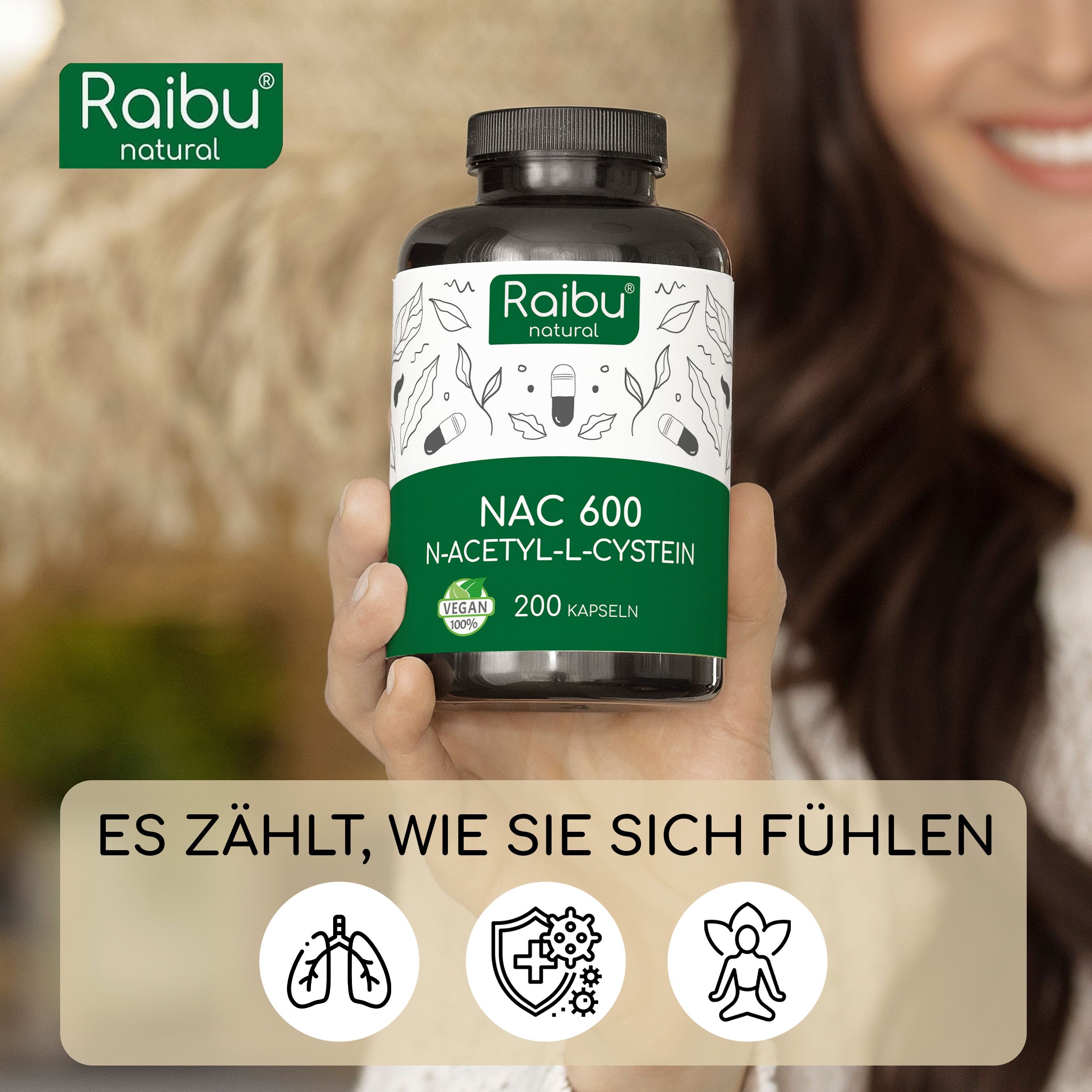 Frau hält Flasche NAC 600. Aufschrift: Es zählt, wie Sie sich fühlen. Symbole: Lunge, Schild, Blume. Schwarze Flasche.