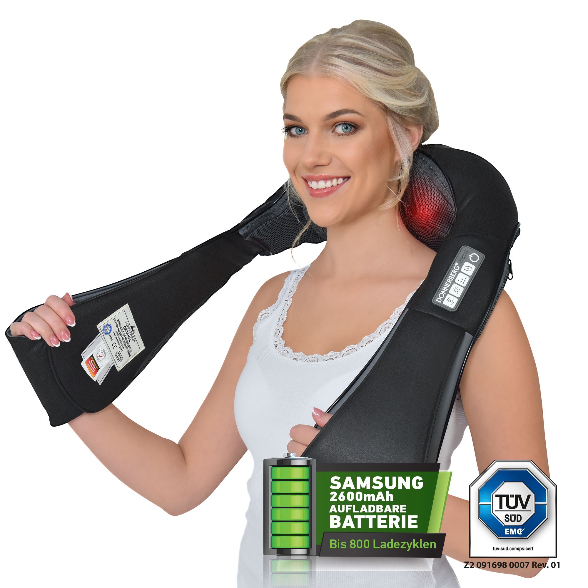Schwarzes Nackenmassagegerät mit Akku. Frau hält es. Akku- und TÜV-Zeichen. Aufschrift: Samsung 2600mAh.