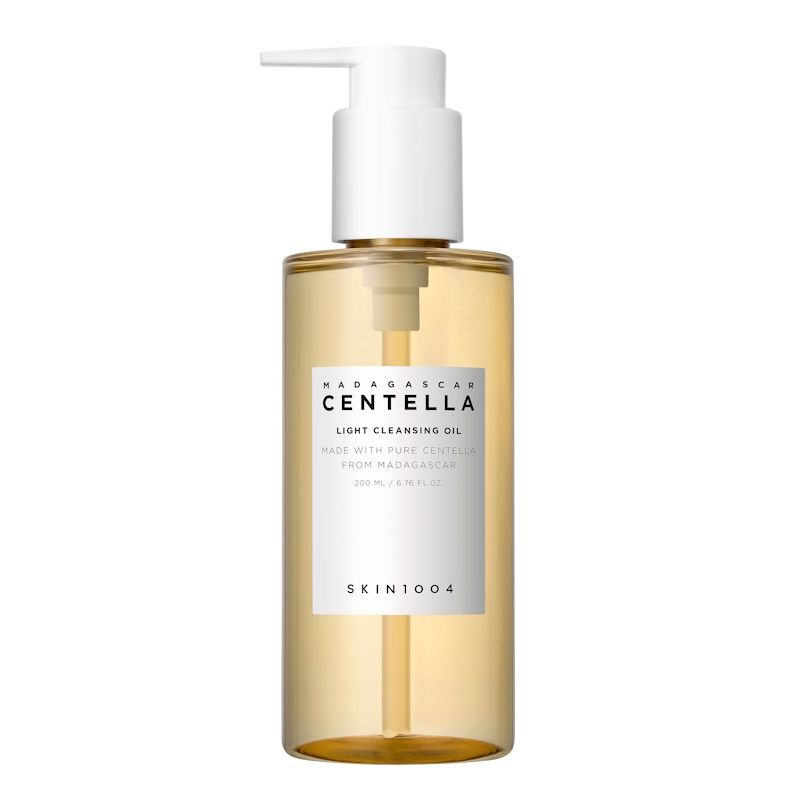 Klare Flasche mit weißem Pumpverschluss. Etikett mit Text: MADAGASCAR CENTELLA, LIGHT CLEANSING OIL, SKIN1004.