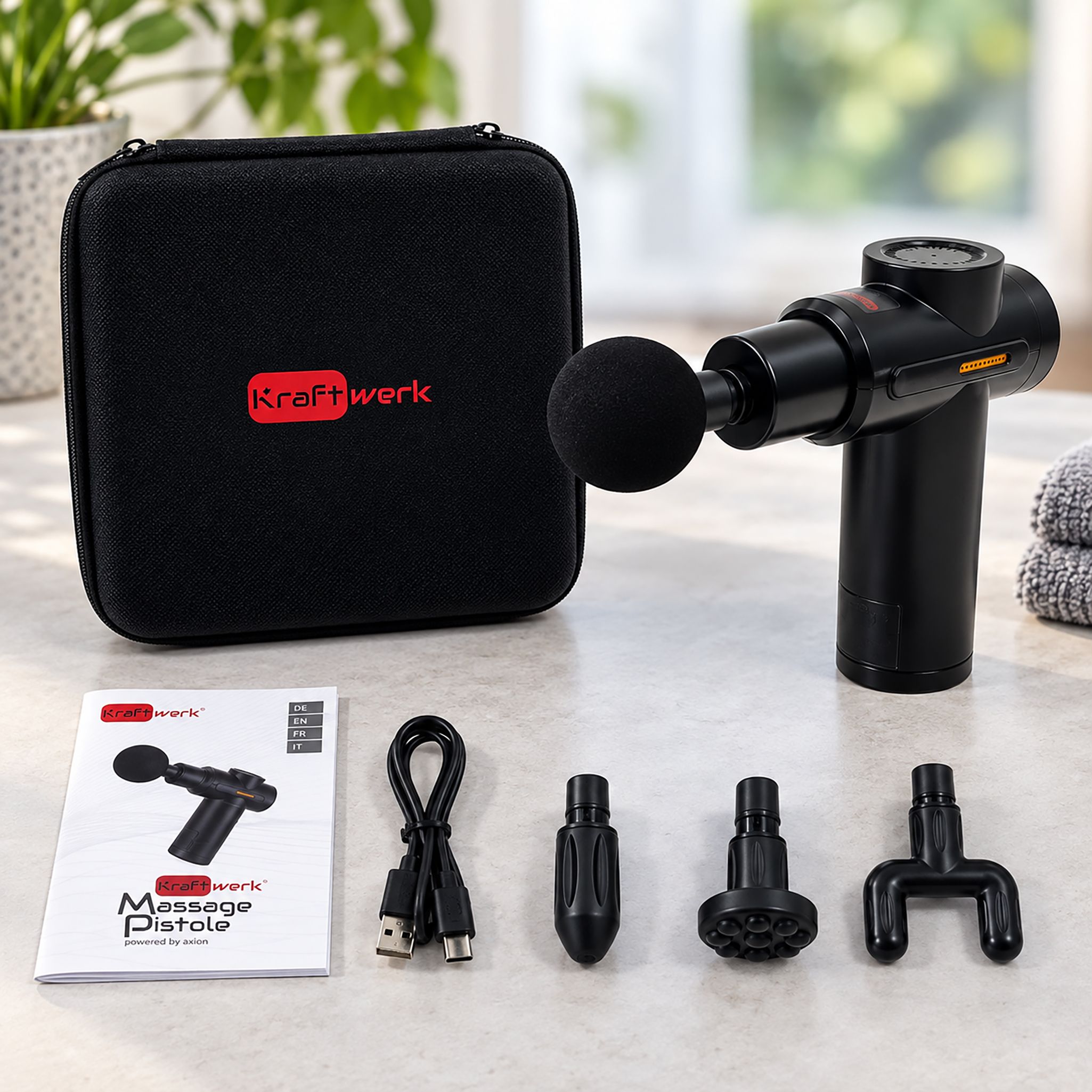 Massagepistole mit Aufbewahrungstasche, 4 Aufsätzen und USB-Ladekabel.