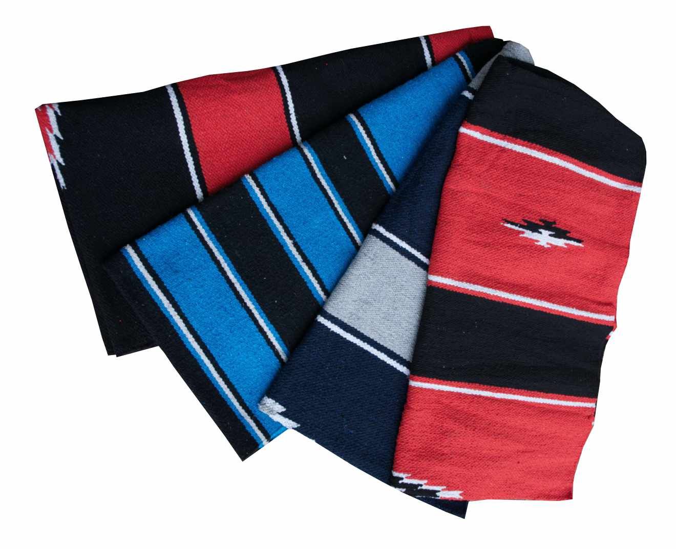 Mehrere Satteldecken, gefaltet. Farben: rot, blau, grau, schwarz. Streifenmuster und dekorative Elemente.