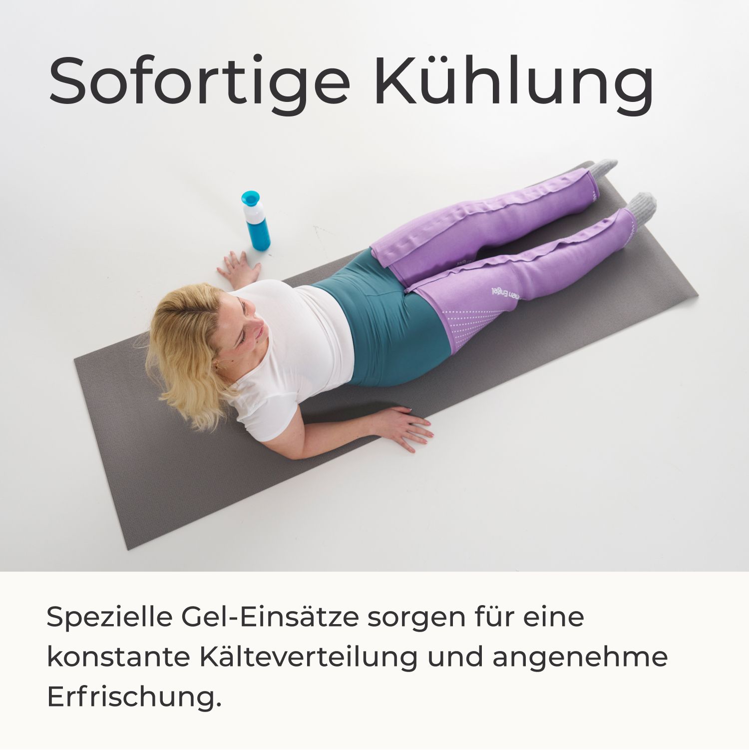 Frau liegt auf Matte mit lila Venen Engel Cool Comfort Sleeves, Flasche daneben.