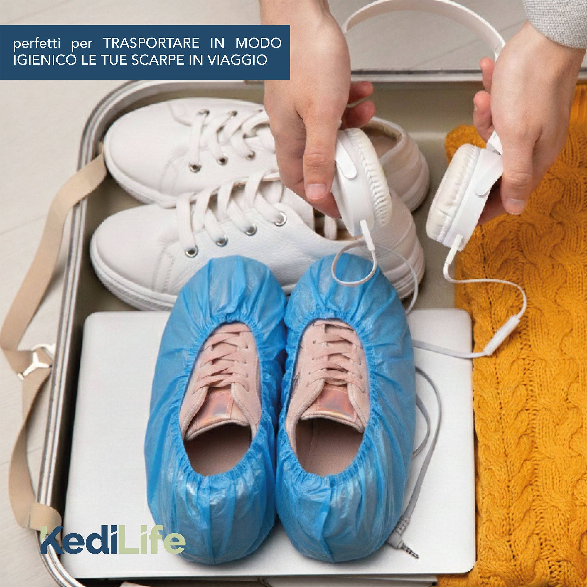 Schuhe mit blauen Überschuhen in einem Koffer. Daneben Kopfhörer und Laptop.