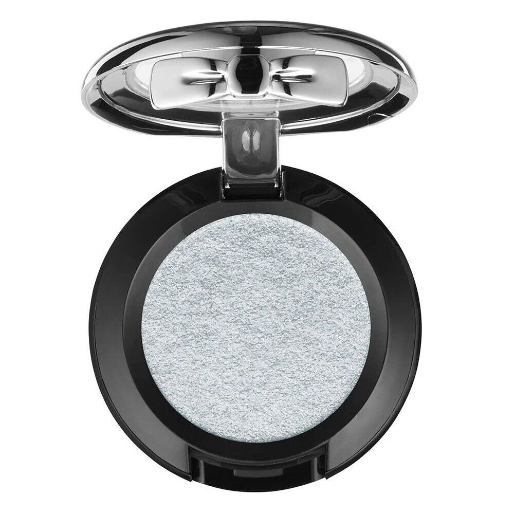 Runder, schwarzer Lidschattenbehälter mit silbernem Lidschatten. Der Deckel ist geöffnet.