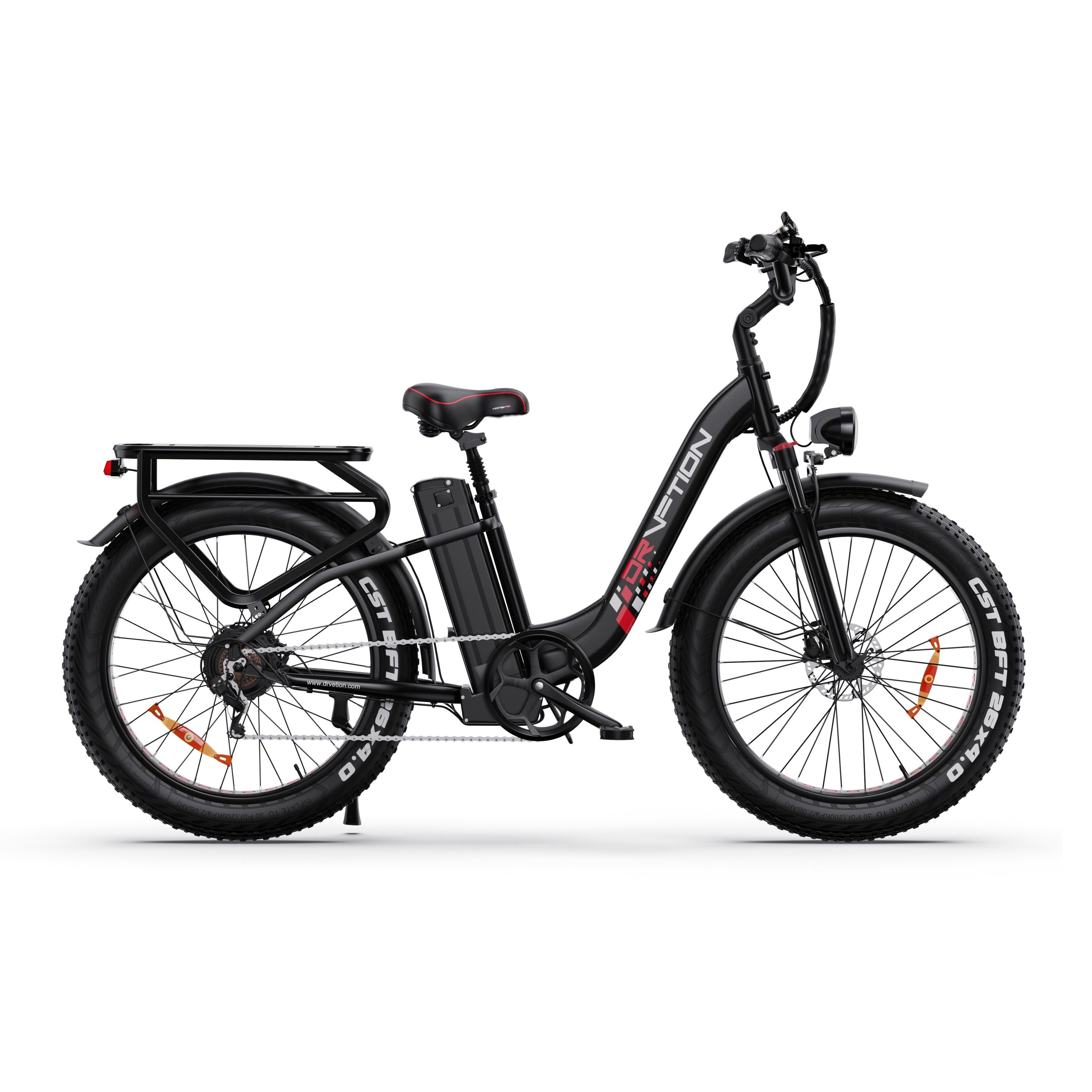 Schwarzes E-Bike mit roten Akzenten. Breitreifen, Gepäckträger, Scheinwerfer und Sattel. DRVETION-Logo.