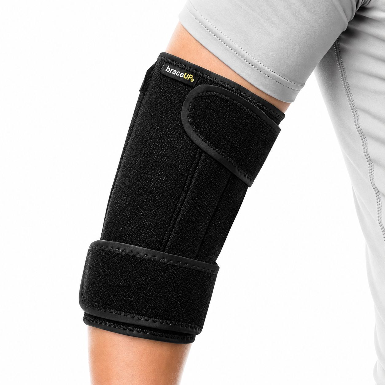 Schwarze Ellenbogenbandage mit Klettverschlüssen am Arm.