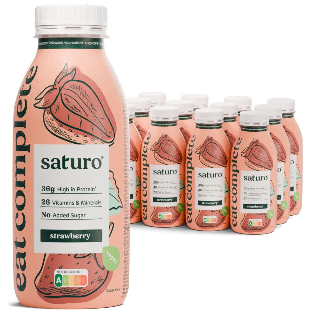 Mehrere Flaschen Trinknahrung. Aufschrift: saturo, 36g Protein, 26 Vitamine & Mineralien, ohne Zuckerzusatz, Erdbeergeschmack.