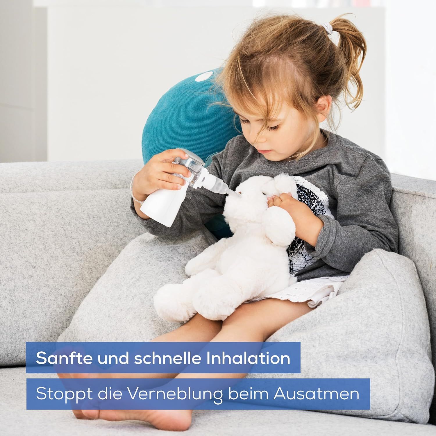 Kind mit Inhalator und Kuscheltier. Text: Sanfte und schnelle Inhalation. Stoppt die Verneblung beim Ausatmen.