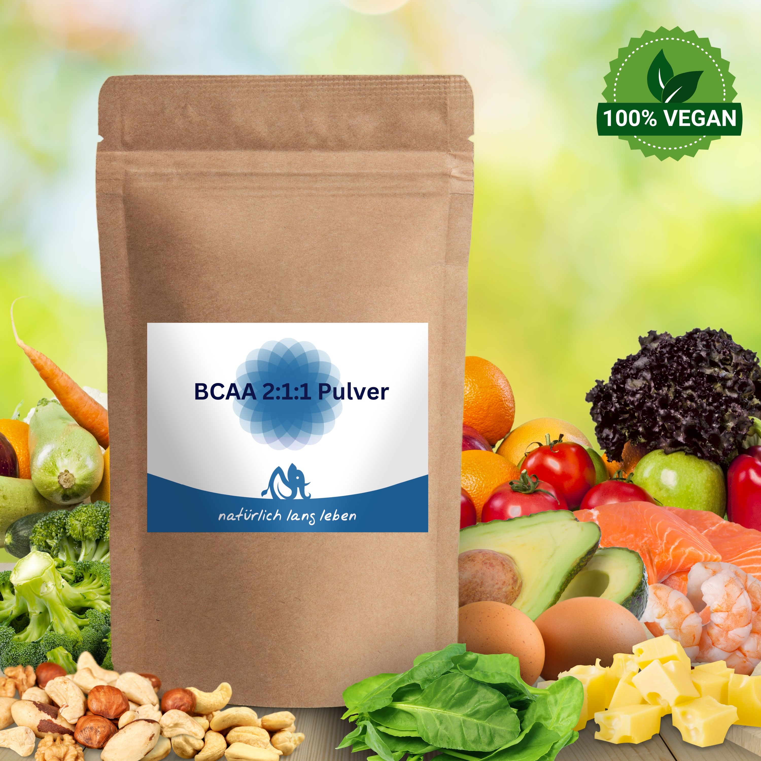 BCAA 2:1:1 Pulver im Beutel, umgeben von frischem Obst, Gemüse und Nüssen. 100% VEGAN Siegel.