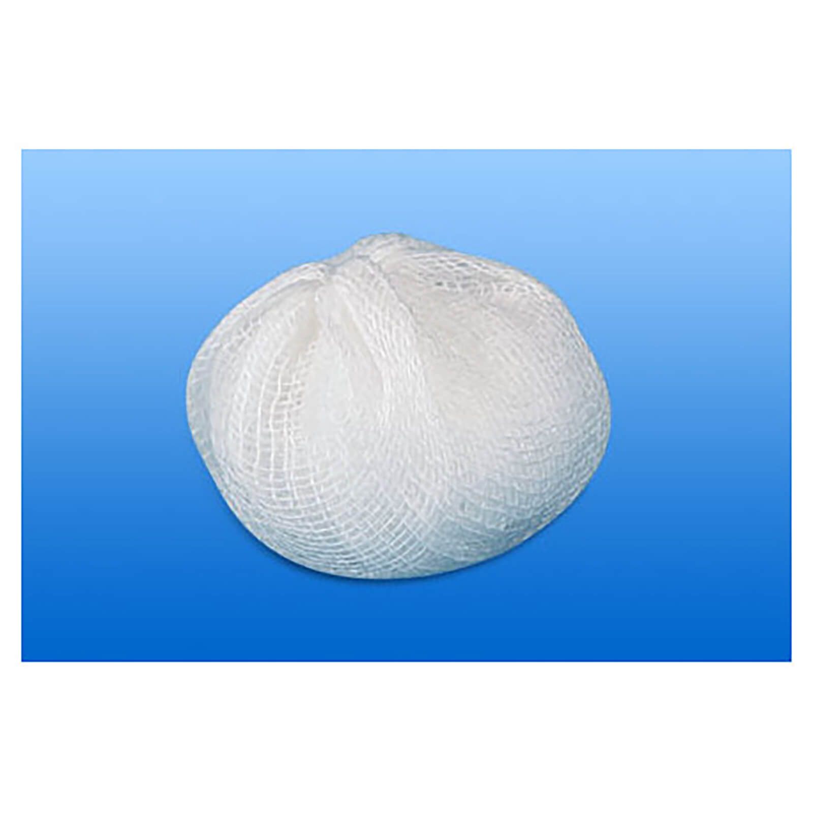 Weißer Mulltupfer, kugelförmig. Netzstruktur sichtbar. Auf blauem Hintergrund.