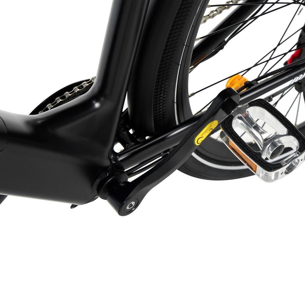 Detailansicht des Pedals und der Kurbel eines schwarzen Elektrofahrrads.