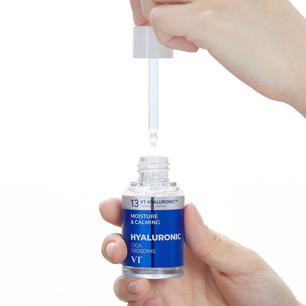 Hände halten eine Serumflasche und einen Applikator. Flasche mit blauem Etikett. Text: Hyaluronic Cica Exosome, VT.