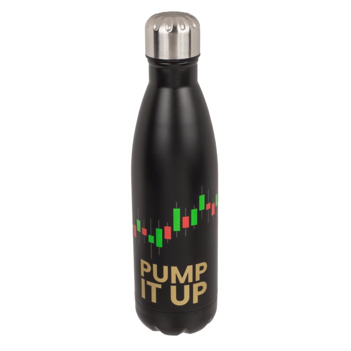 Schwarze Trinkflasche mit silbernem Deckel. Aufdruck: grüne und rote Diagrammlinien, goldener Schriftzug "PUMP IT UP".