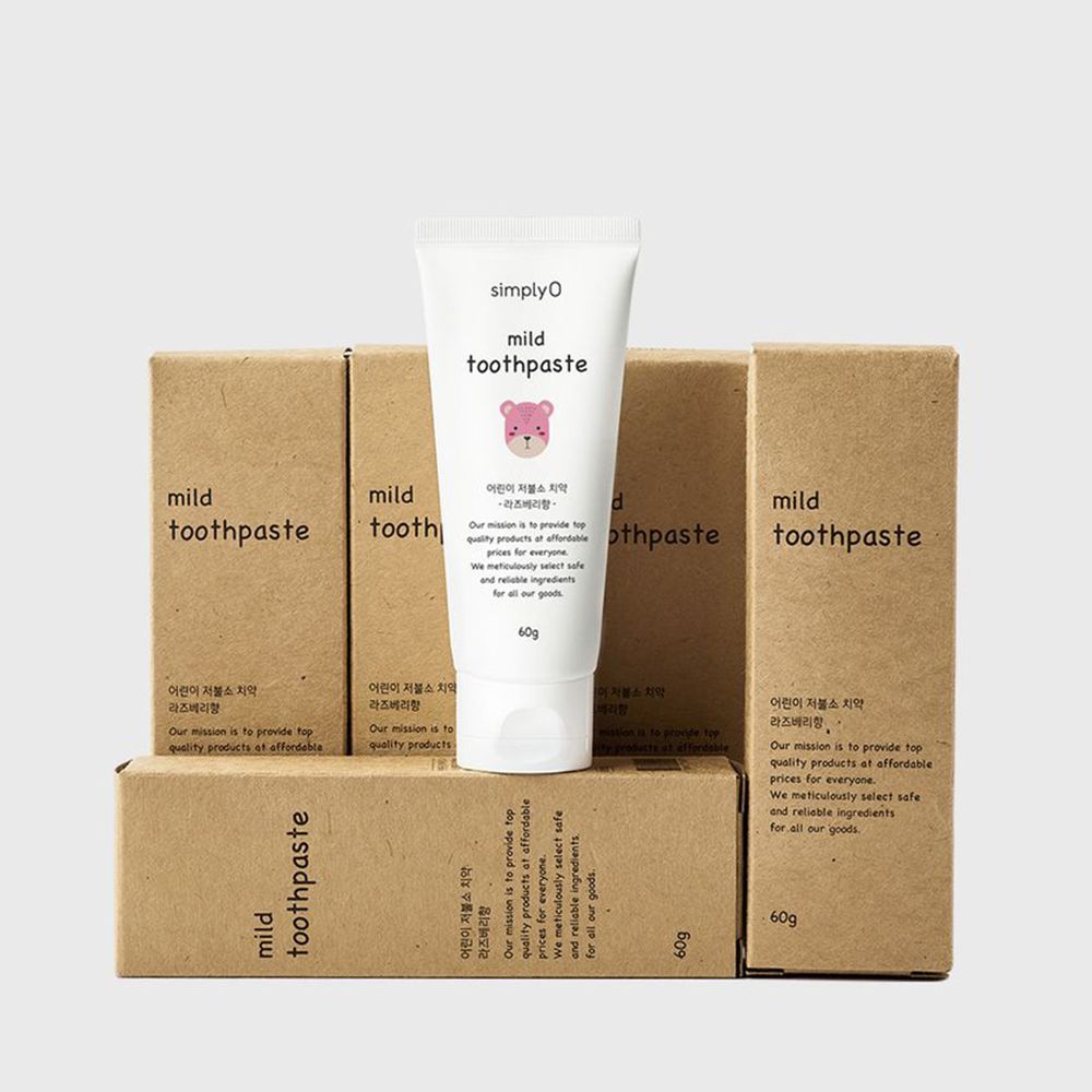 Zahncreme-Tube "simplyO mild toothpaste" und Kartonverpackungen. Text und Bären-Illustration. 60g.