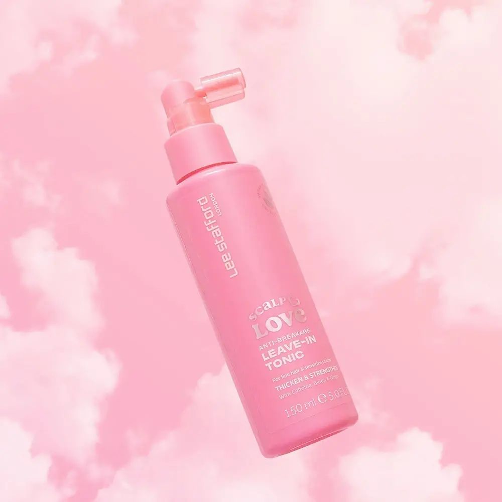 Rosa Flasche mit Sprühkopf. Aufschrift: Scalp Love Leave-in Tonic. Anti-Breakage. Marke: Lee Stafford. Hintergrund: rosa Wolken.