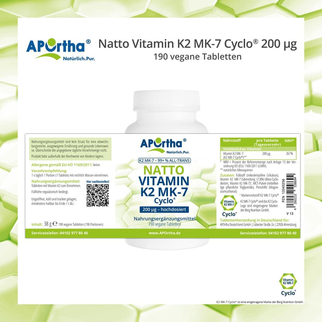 Nahaufnahme der Verpackung von APOrtha® Natto Vitamin K2 MK-7 Tabletten. Zeigt Produktinformationen, Inhaltsstoffe und Nährwertangaben.