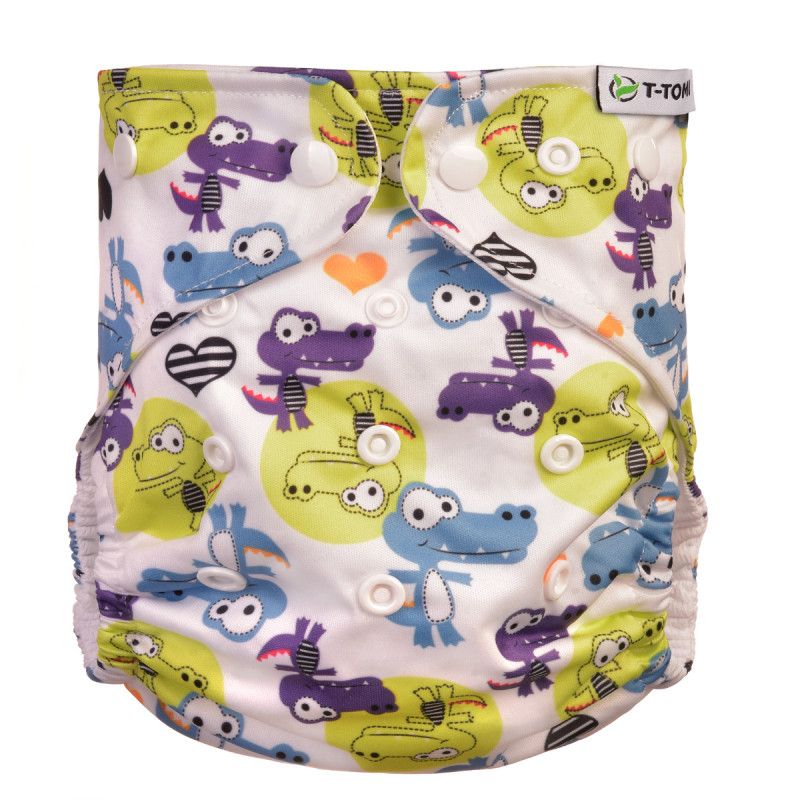 Stoffwindel mit Krokodil-Muster und Druckknöpfen. Mehrfarbiges Design mit gelben, blauen und violetten Krokodilen auf weißem Grund.