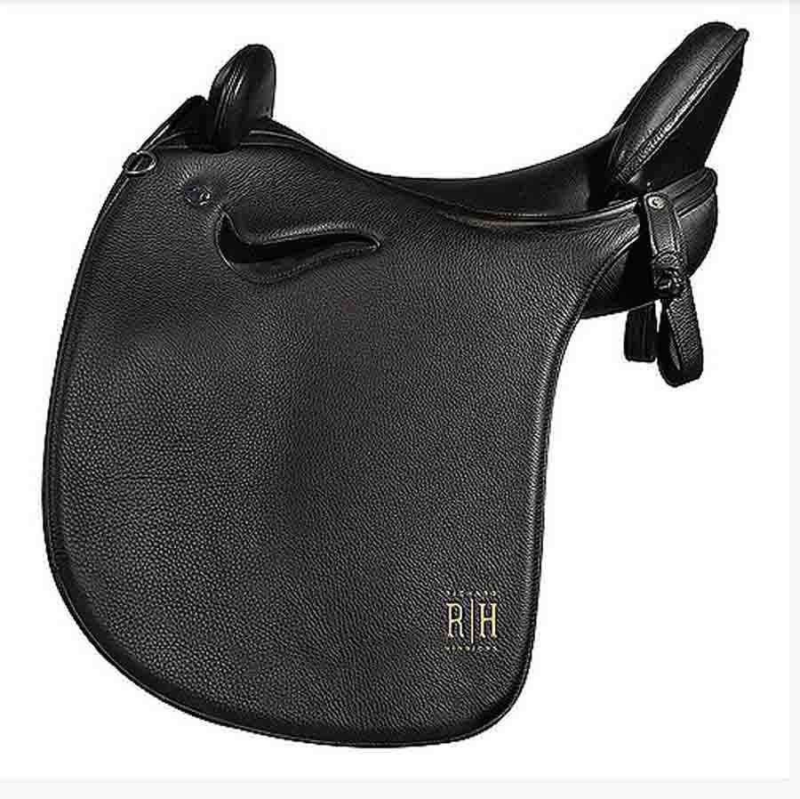 Schwarzer Sattel mit RH-Logo. Leder, geschwungene Form, Steigbügelriemen.
