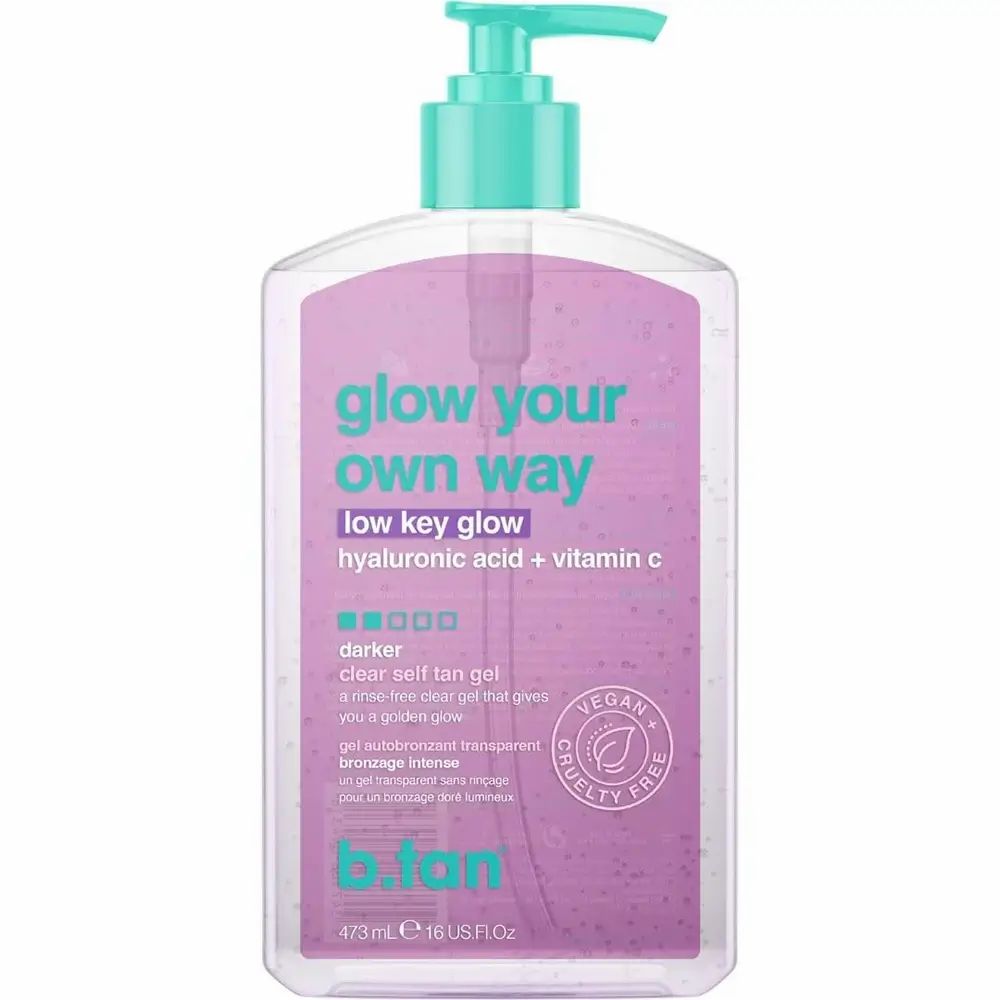 Transparente Flasche mit rosa Flüssigkeit und blauem Pumpkopf. Aufschrift: glow your own way low key glow. Vegan.