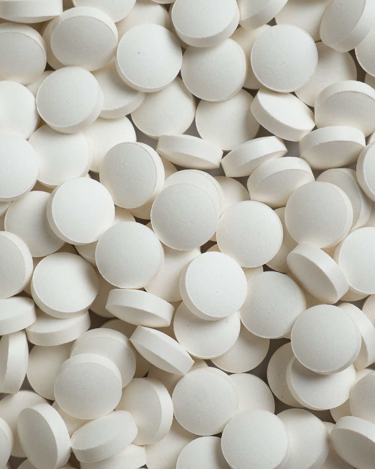 Nahaufnahme von vielen weißen Zinkbisglycinat Tabletten.