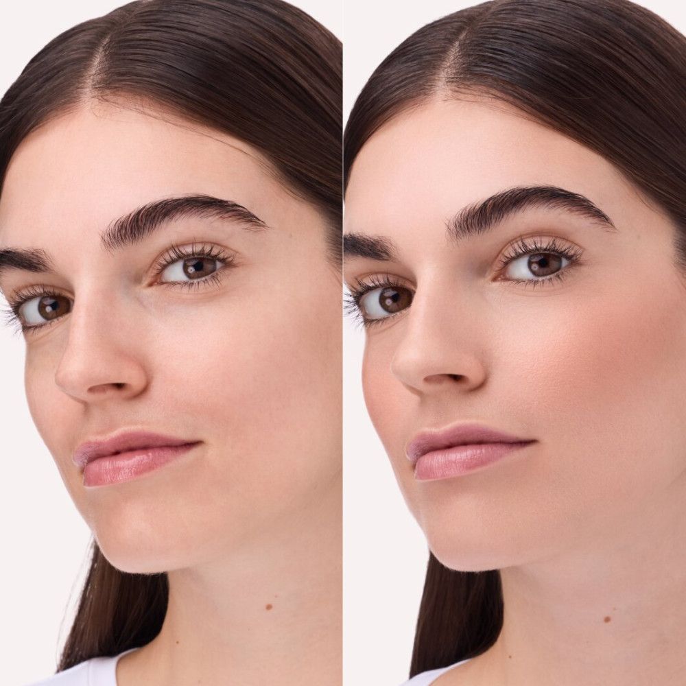 Zwei Nahaufnahmen eines Gesichts. Links ohne Rouge, rechts mit Rouge auf den Wangen.