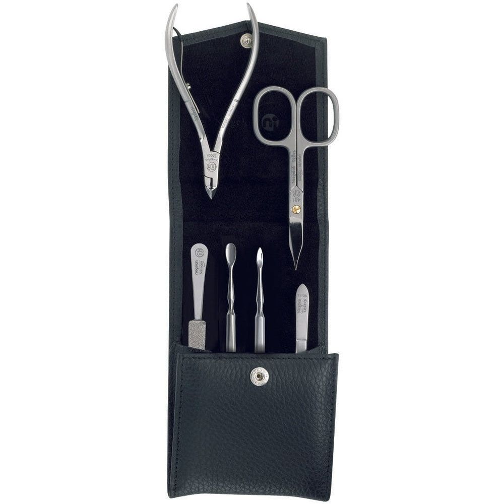 Schwarzes Lederetui mit silbernen Maniküre-Werkzeugen: Nagelzange, Schere, Feile, Hufstäbchen und zwei weitere Werkzeuge.