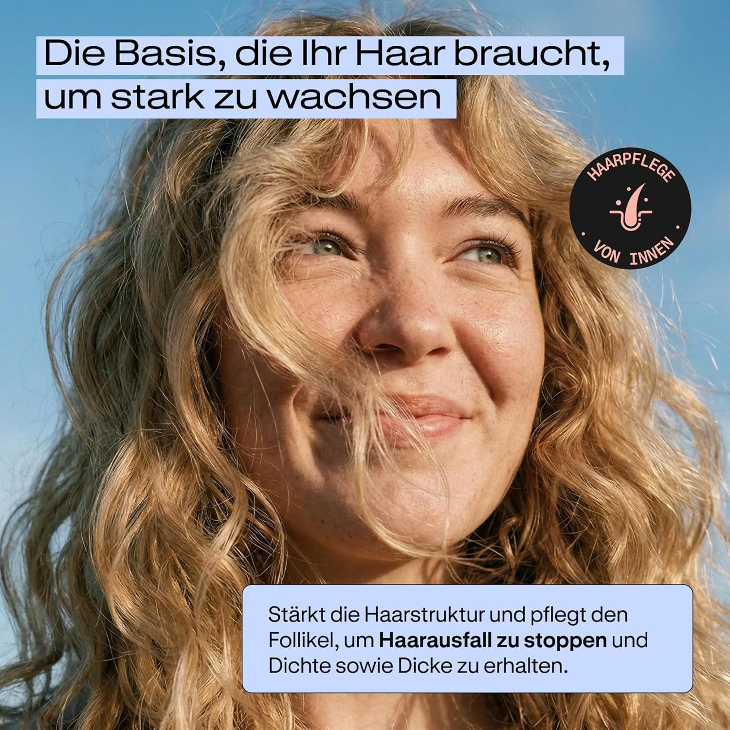 Frau mit vollem, lockigem Haar lächelt. "Haarpflege von innen".