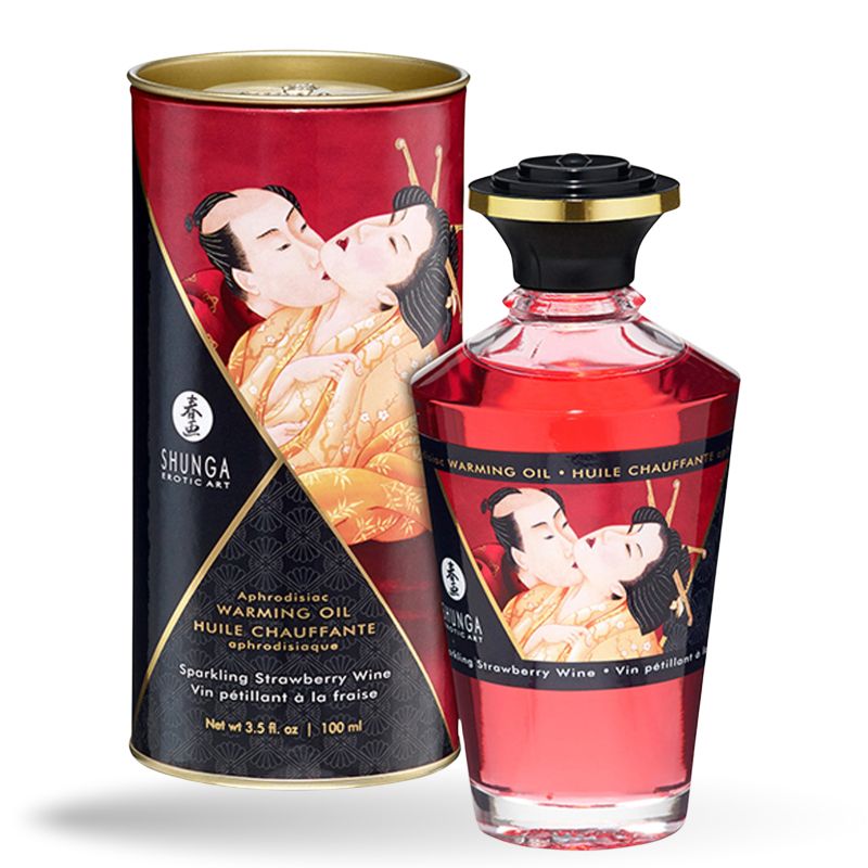 Rote Glasflasche und zylindrische Verpackung. Aufdruck mit Paar-Illustration. Text: Warming Oil, Sparkling Strawberry Wine. Goldener Deckel.