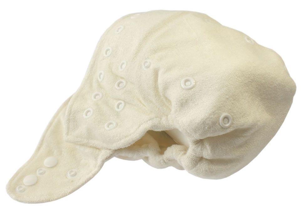 Offene Stoffwindel aus Bambusstoff. Cremefarbener Stoff. Mehrere Druckknöpfe. Elastische Beinbündchen.