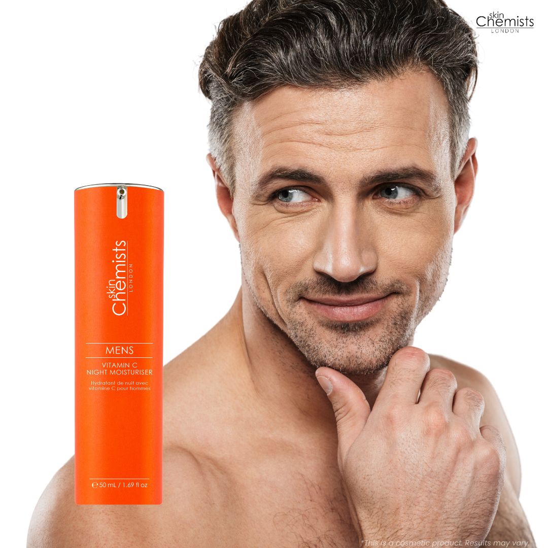 Mann mit Produktflasche. Orangefarbene Flasche mit Produkttext vor einem Mann.