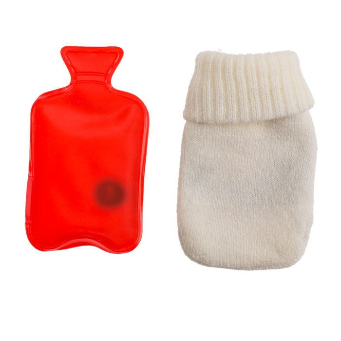 Rote Wärmflasche mit schwarzem Verschluss und cremefarbener Strickhülle. Beide Produkte sind nebeneinander abgebildet.