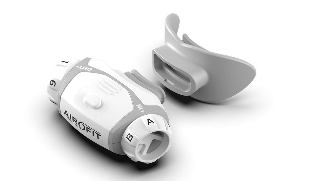 Atemtrainer, weiß-grau, mit Mundstück und Drehreglern. Beschriftung: Airofit, IN, OUT, Zahlen und Buchstaben.