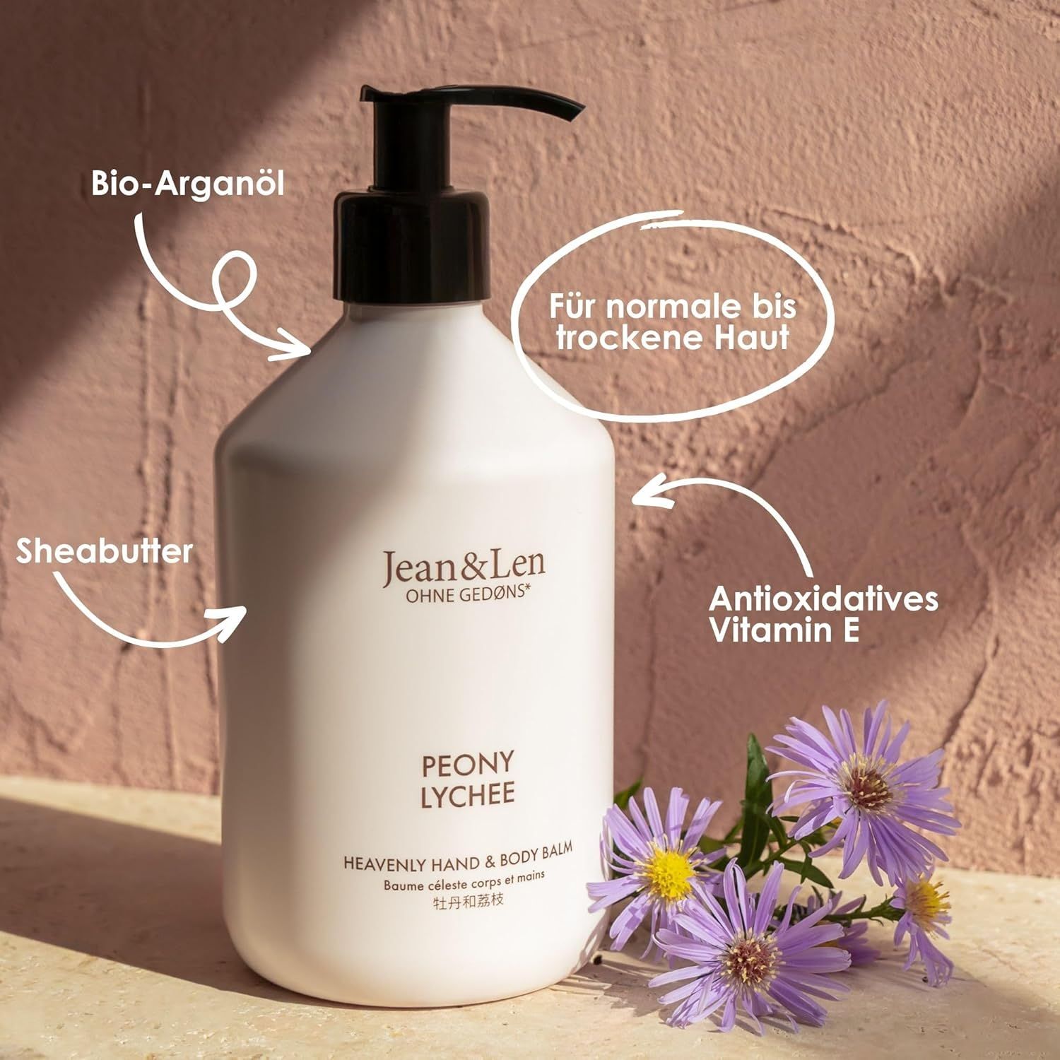 Weiße Flasche mit schwarzem Pumpkopf. Aufschrift: Jean & Len, Peony Lychee, Heavenly Hand & Body Balm. Mit Sheabutter, Arganöl, Vitamin E.