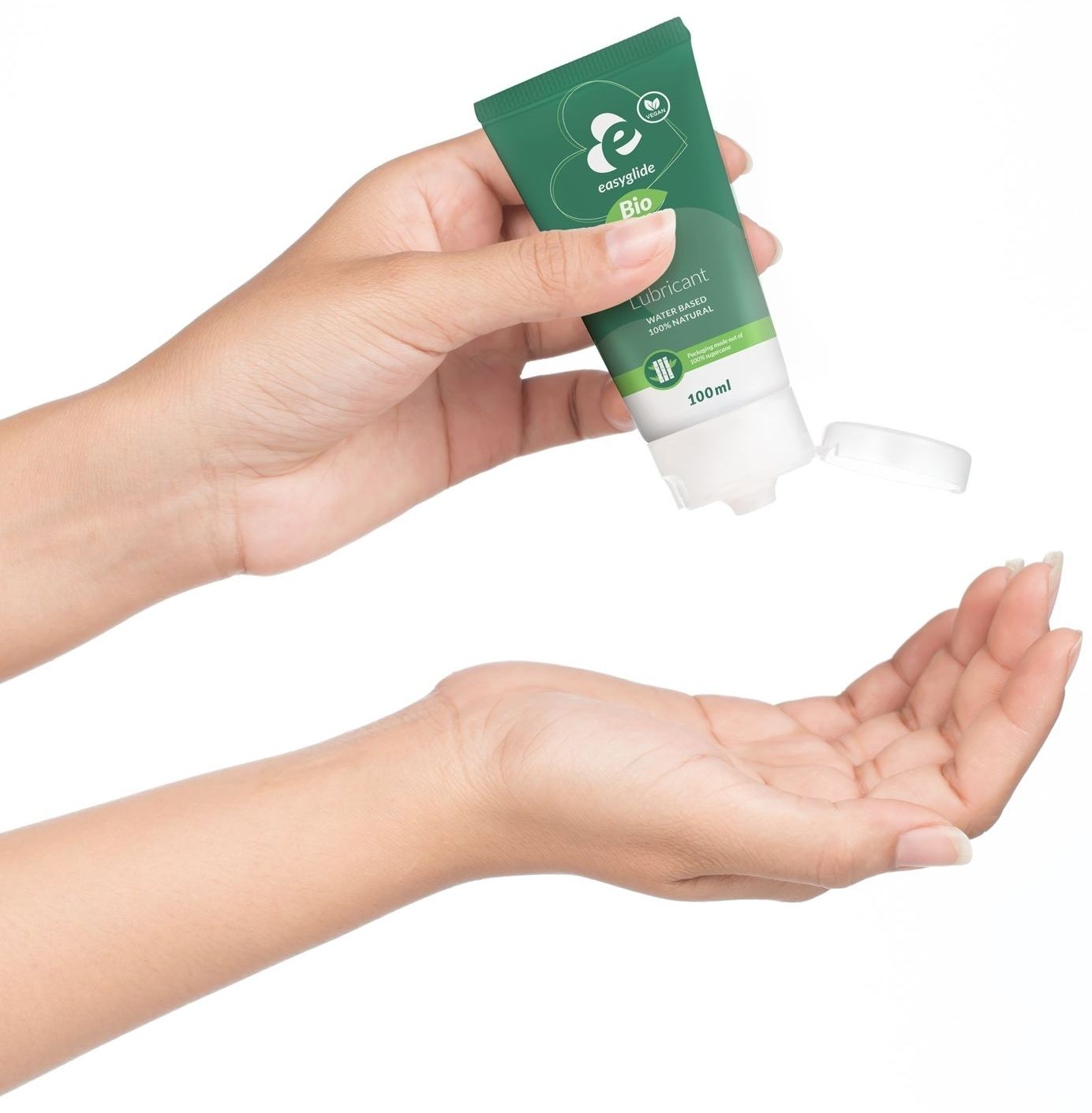 Hände halten eine grüne Tube mit weißem Verschluss. Aufschrift: Easyglide Bio Lubricant. Wasserbasiert, 100% natürlich.