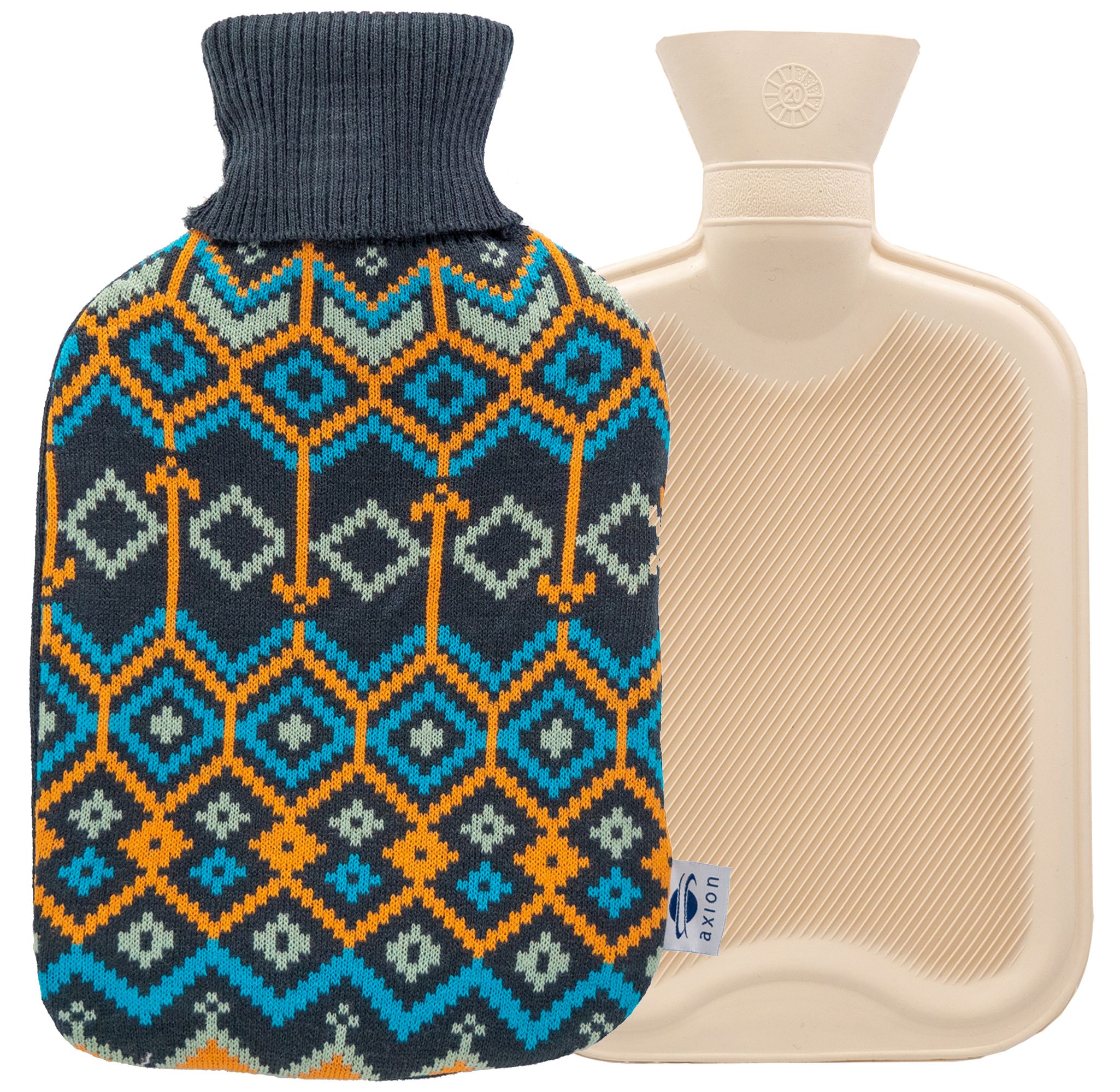Wärmflasche und Strickbezug. Beige Flasche, blauer Strickbezug mit Muster. axion® Logo.