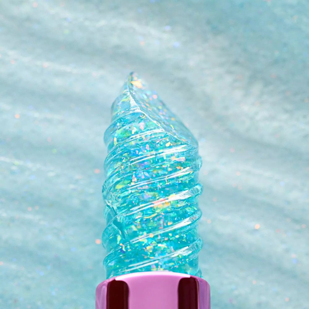 Nahaufnahme des Aqua Jelly Lippenstifts. Der Lippenstift ist spiralförmig und mit Glitzer versehen. Der Hintergrund ist blau.