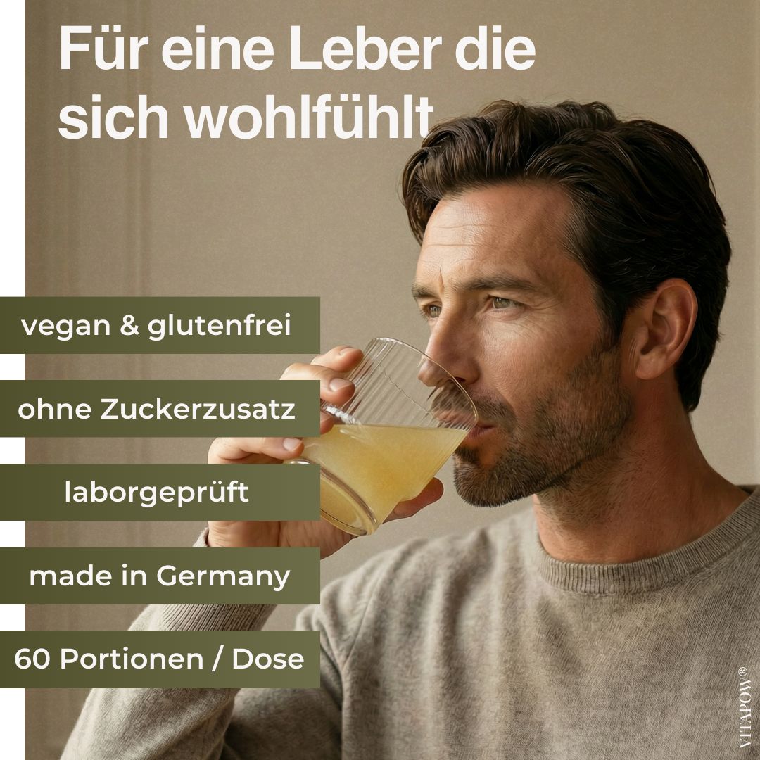 Mann trinkt Getränk aus Glas. Text: vegan & glutenfrei, ohne Zuckerzusatz, laborgeprüft, made in Germany, 60 Portionen.
