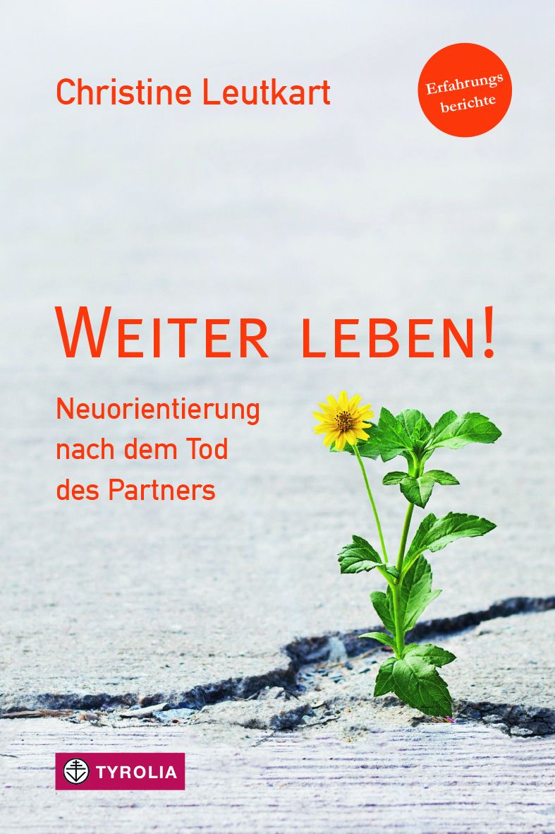Buchcover: "Weiter leben!" von Christine Leutkart. Titel in Rot. Blume wächst aus Riss. Verlag Tyrolia.