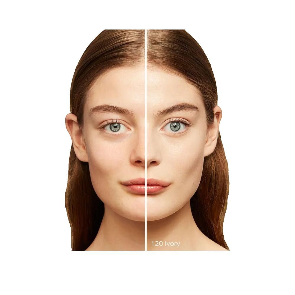 Gesicht, geteilt. Eine Hälfte ungeschminkt, andere mit Foundation. Text: 120 Ivory.