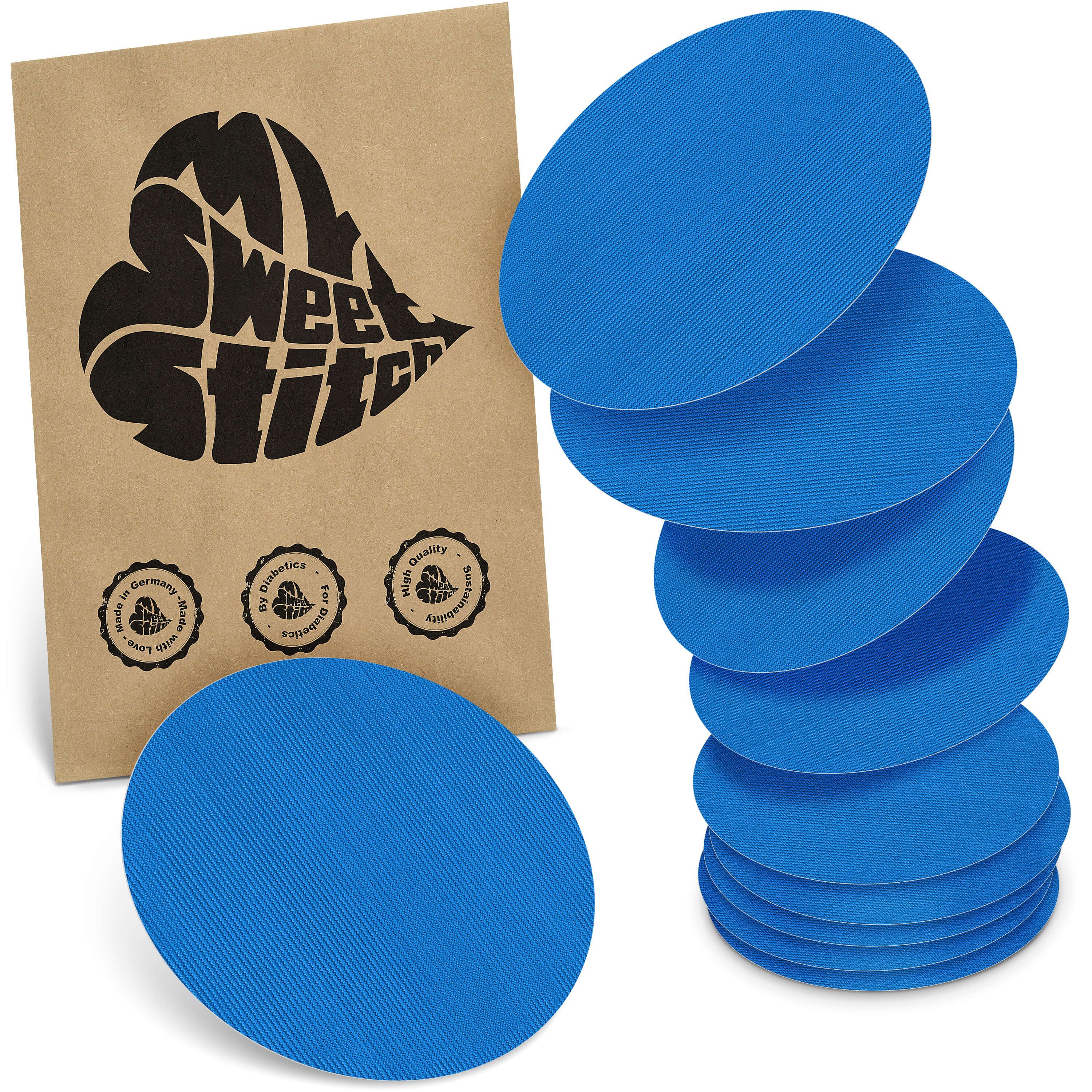 Blaue, ovale Pflaster. Neben einer braunen Verpackung mit Logo und Qualitätssiegeln gestapelt.